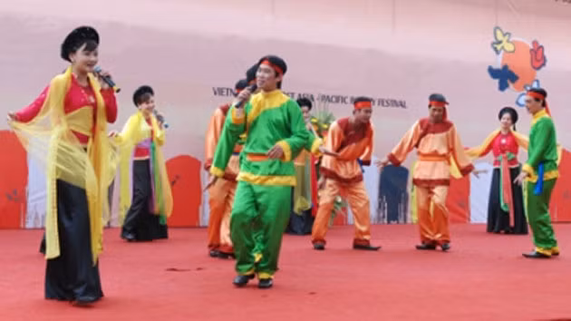 Biểu diễn hát xoan, loại hình dân ca đã được UNESCO công nhận là di sản văn hóa phi vật thể của nhân loại.