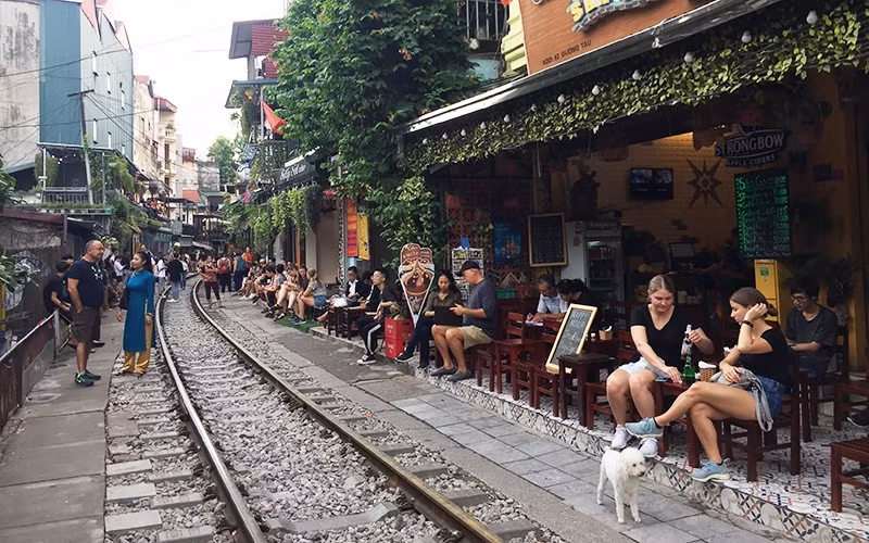 Hàng chục quán cà-phê "mọc" sát đường tàu thu hút đông đảo khách du lịch nước ngoài đến trải nghiệm.