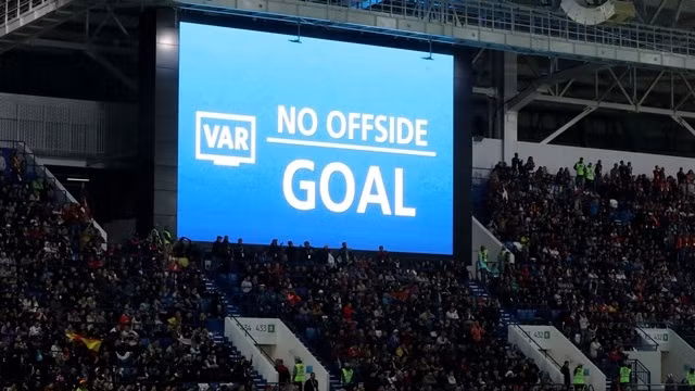 VAR đang gây nhiều tranh cãi ở World Cup lần này.