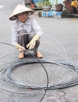 Nữ thợ hồ uốn thép xây dựng công trình.