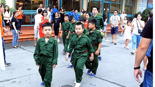 Các em nhỏ tham gia học kỳ quân đội. 