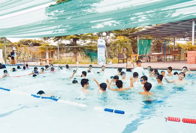 Một buổi học kỹ năng bơi lội của học sinh tiểu học tại Nhà thiếu nhi huyện Hóc Môn.