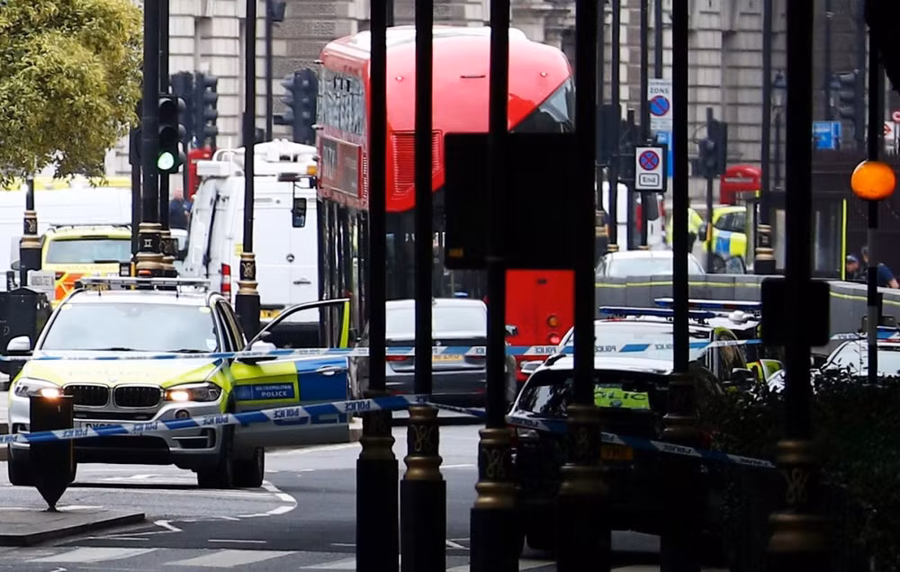 Cảnh sát phong tỏa hiện trường vụ đâm xe bên ngoài Cung điện Westminster, Anh, ngày 14-8. (Ảnh: Reuters)