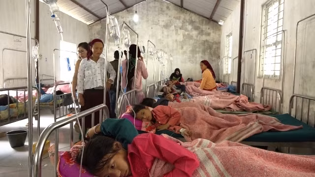 Các bệnh nhân nghi bị ngộ độc được điều trị tại Bệnh viện đa khoa huyện Mèo Vạc.