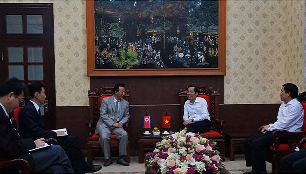 Đồng chí Thuận Hữu, Ủy viên T.Ư Đảng, Tổng Biên tập Báo Nhân Dân, Chủ tịch Hội Nhà báo Việt Nam tiếp và làm việc với Đoàn đại biểu Đại sứ quán CHDCND Triều Tiên tại Việt Nam, do đồng chí Kim Chang Il,