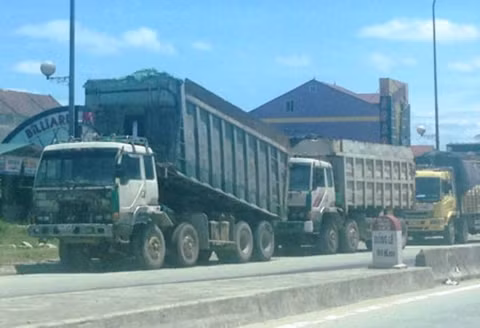 Xe "hổ vồ" được coi là "thủ phạm chính" tàn phá mặt đường, gây nên hiện tượng lún, nứt trên diện rộng.
