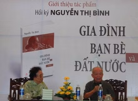 Bà Nguyễn Thị Bình và nhà văn Nguyên Ngọc tại lễ ra mắt tại Đà Nẵng.