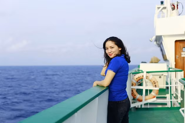 Tác giả Lữ Mai trong chuyến đi công tác Trường Sa. Ảnh: Lữ Mai cung cấp.