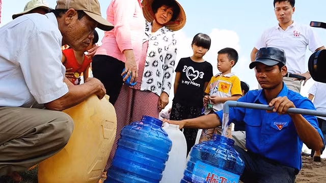 Sử dụng máy lọc nước ngọt ở đồng bằng sông Cửu Long.