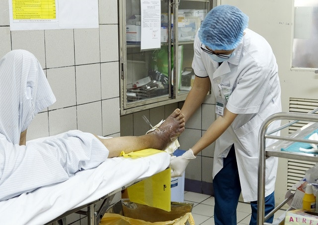 Chăm sóc cho bệnh nhân mắc bị biến chứng đái tháo đường tại Bệnh viện Bạch Mai. 