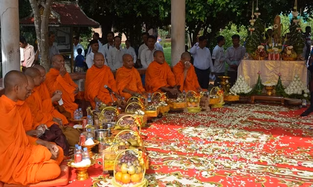 Làm lễ cầu siêu cho các nạn nhân của bọn diệt chủng Pol Pot.