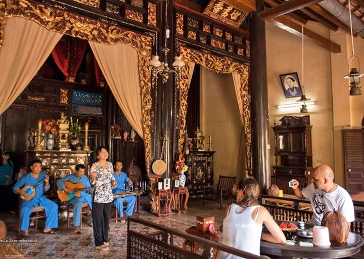 Biểu diễn đờn ca tài tử phục vụ du khách tại di tích nhà cổ Bình Thủy.