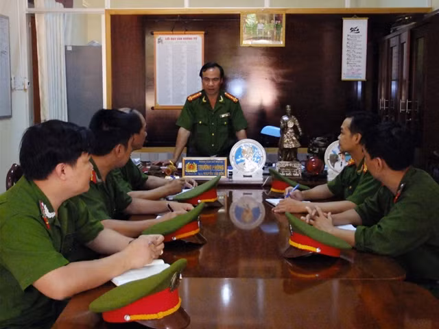 Đại tá Nguyễn Văn Bôn chỉ đạo họp án.