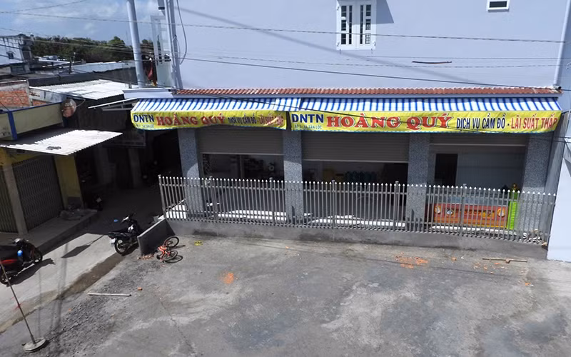 Hàng rào tạm được xã Tân Lộc xây dựng nằm bên hông nhà dân, bị cấp trên yêu cầu khắc phục vì chưa đúng quy cách.