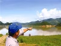 Trưởng Công an xã Thung Nai chỉ tay vào địa điểm một số <br>người dân đánh cá bằng mìn.