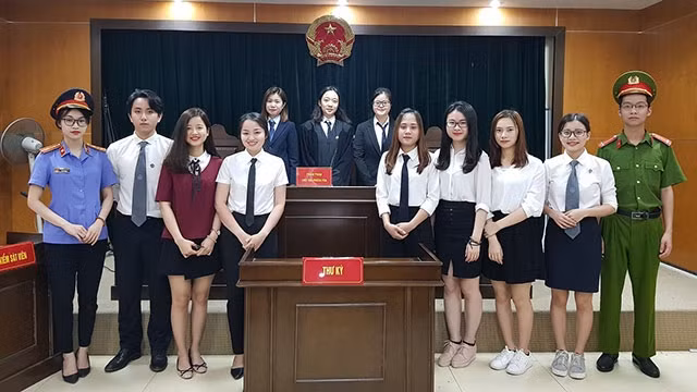 Phiên tòa giả định là một hoạt động ngoại khóa của SV Khoa Luật Trường đại học Ngoại thương.