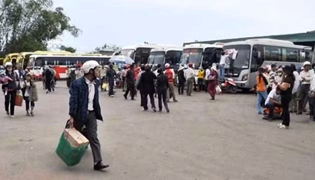 Hành khách nhốn nháo trong bến xe khách Quảng Ngãi.
