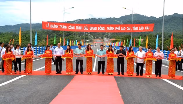 Các đồng chí lãnh đạo tỉnh cắt băng thông xe cầu Giang Đông bắc qua sông Hồng.