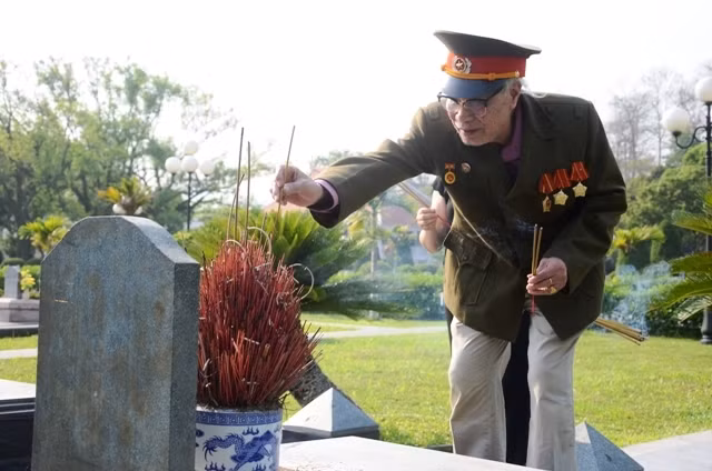 Cựu chiến binh Bùi Văn Đáp thắp hương tưởng nhớ đồng đội tại nghĩa trang liệt sĩ A1.