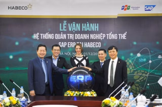 Các đại biểu cùng chạm tay vào quả cầu tượng trưng chính thức vận hành hệ thống quản trị doanh nghiệp tổng thể tại HABECO.