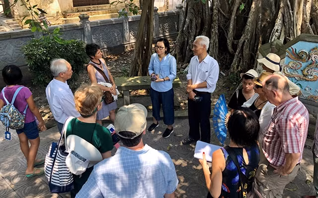 Khách tham quan làng nghề giò chả Ước Lễ.