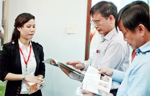 Lực lượng chức năng thanh tra một cơ sở kinh doanh thực phẩm chức năng tại thành phố.