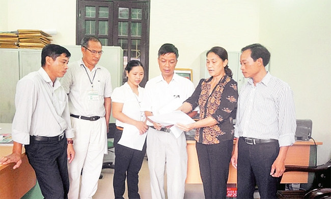 Cán bộ Ủy ban MTTQ phường Giang Biên (quận Long Biên) thảo luận việc triển khai giám sát, nhận xét đảng viên hai chiều tại nơi cư trú. Ảnh: TUỆ PHƯƠNG