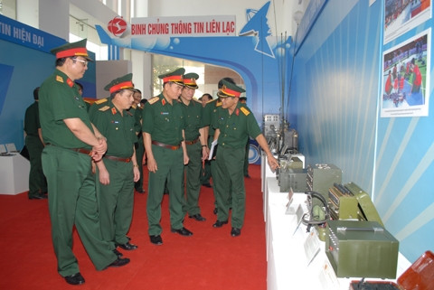 Lãnh đạo Bộ Quốc phòng tham quan khu trưng bày phương tiện, trang bị thông tin do Binh chủng nghiên cứu, sản xuất. Ảnh: PHƯƠNG ĐÔNG