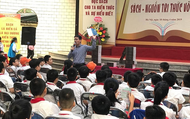 Nhà nghiên cứu Nguyễn Quốc Vương trong một buổi thuyết trình về văn hóa đọc ở Thư viện Hà Nội.