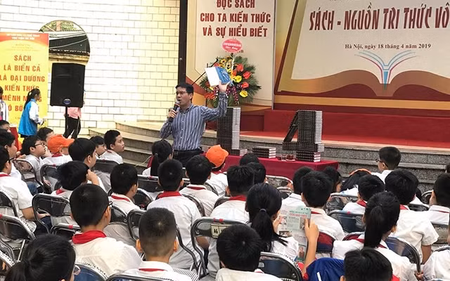 Nhà nghiên cứu Nguyễn Quốc Vương trong một buổi thuyết trình về văn hóa đọc ở Thư viện Hà Nội.