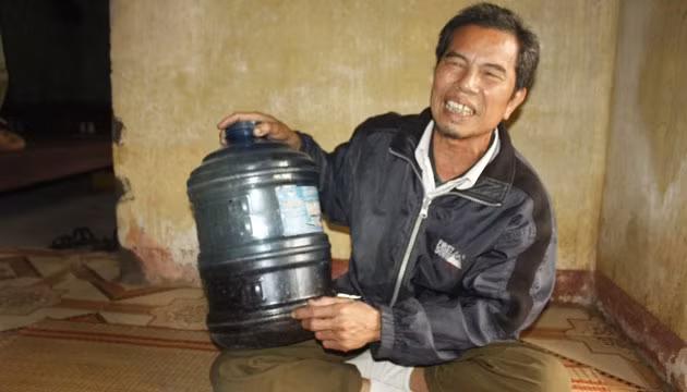 Ông Đáo giới thiệu về bình thuốc sâu thảo dược.