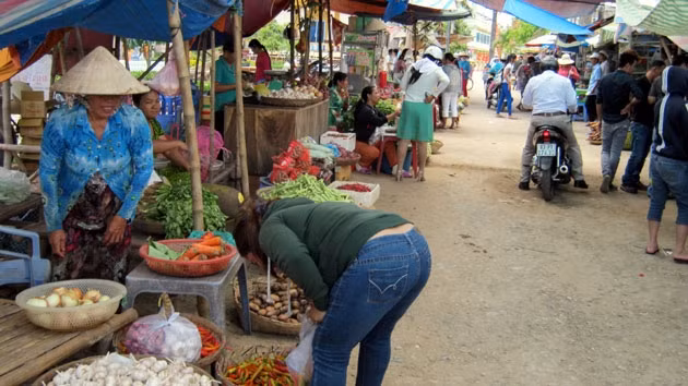 Chợ tự phát mọc lên trong khuôn viên chùa Chén Kiểu.