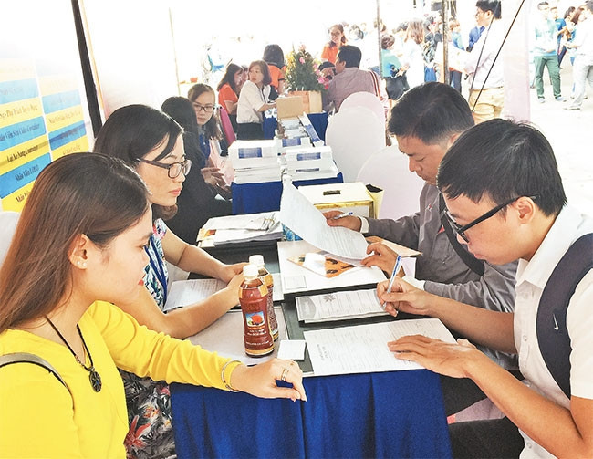 Các nhà tuyển dụng tư vấn việc làm tại Chương trình Tiếp sức người lao động và Ngày hội tuyển dụng việc làm năm 2018.