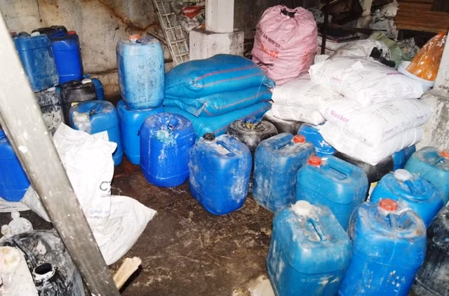 Nước tro và hàn the phát hiện tại cơ sở.