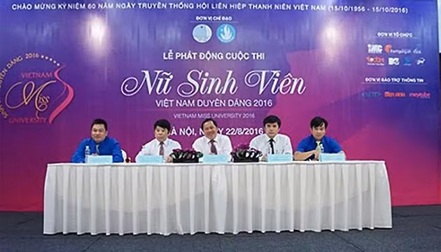 Các thành viên Ban tổ chức cuộc thi trả lời báo chí tại buổi họp.