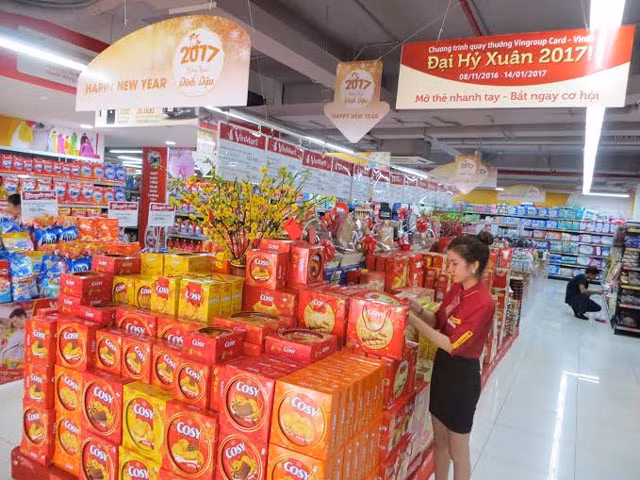 Các siêu thị lớn trên địa bàn TP Buôn Ma Thuột tham gia bán các mặt hàng hóa thiết yếu bình ổn giá trong dịp trước, trong và sau Tết Nguyên đán Đinh Dậu 2017.