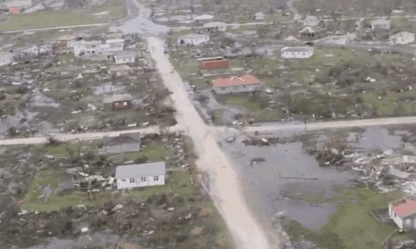 Cảnh tượng đổ nát trên đảo Barbuda sau khi bão Irma càn quét, gần 90% nơi ở trên đảo này bị san phẳng. (Ảnh: ABS TV)