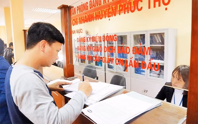 Giải quyết thủ tục hành chính tại Bộ phận một cửa UBND huyện Phúc Thọ. Ảnh: THANH HẢI