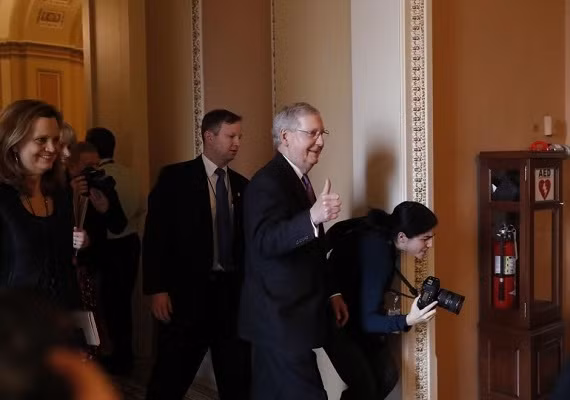 Lãnh đạo phe đa số tại Thượng viện Mỹ Mitch McConnell (thứ hai, bên phải) bày tỏ vui mừng sau khi các nghị sĩ đạt được thỏa thuận giúp mở cửa trở lại chính quyền liên bang, tại Đồi Capitol, ở Washingt
