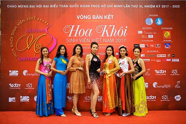 Các thí sinh trước giờ bước vào phần thi của mình.