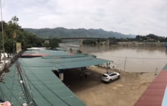 Nhà để xe của bà Huệ lấn chiếm đất công ở khu Di tích lịch sử, văn hóa quốc gia đền Bảo Hà (Lào Cai).