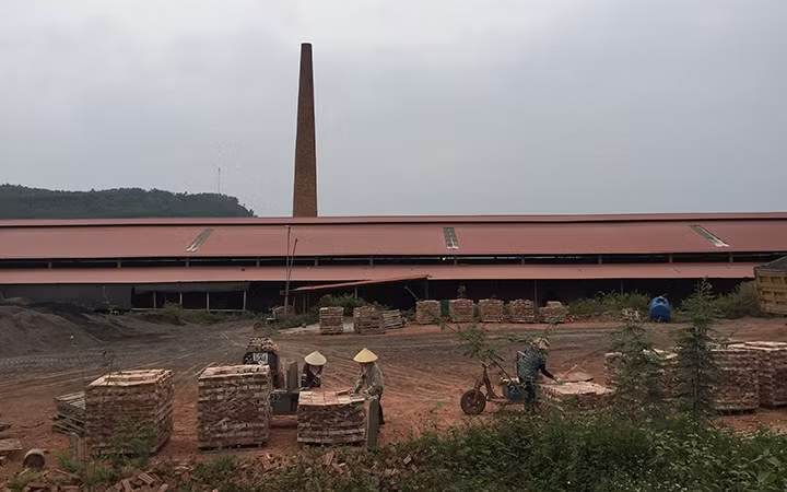 Một lò gạch sử dụng công nghệ lạc hậu tại huyện Lục Nam (Bắc Giang) thuộc diện phải dỡ bỏ nhưng vẫn hoạt động.