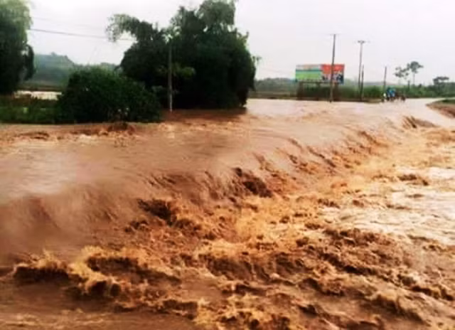 Mưa lớn gây ngập úng, làm ách tắc giao thông trên tuyến tỉnh lộ 151 ở huyện Văn Bàn (Lào Cai).
