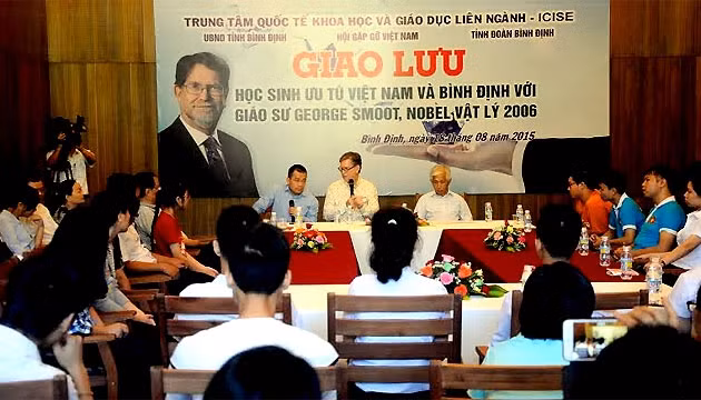 Giáo sư đoạt giải Nobel giao lưu cùng học sinh ưu tú của Việt Nam và Bình Định
