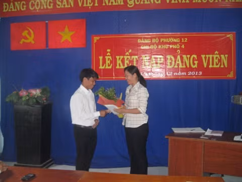 Một buổi lễ kết nạp đảng viên ở Chi bộ khu phố 4, phường 12, quận Gò Vấp (TP Hồ Chí Minh).