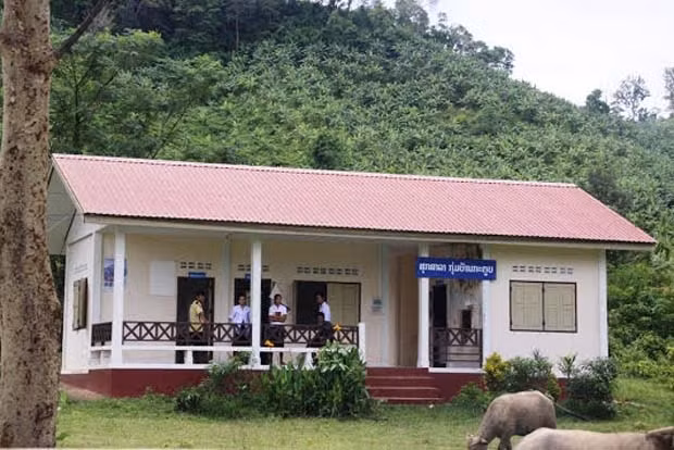 Trạm xá cụm bản Ka Túp - Mi Yên, huyện Sê Pôn, tỉnh Sa-vẳn-na-khệt (Lào) do cán bộ, chiến sĩ đồn Bbên phòng cửa khẩu quốc tế Lao Bảo đóng góp xây dựng.