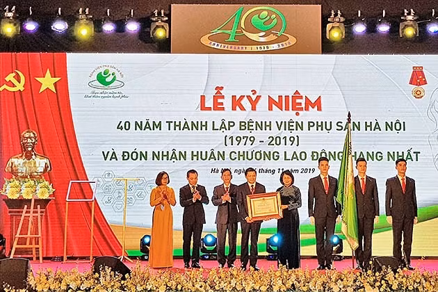 Phó Chủ tịch nước Đặng Thị Ngọc Thịnh trao các phần thưởng cao quý tặng tập thể cán bộ, nhân viên Bệnh viện Phụ sản Hà Nội.