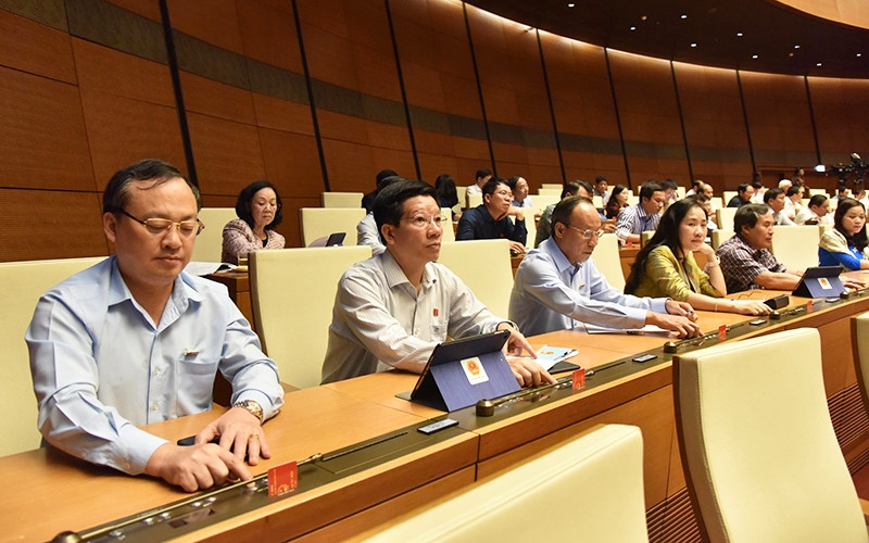 Đoàn đại biểu Quốc hội tỉnh Hưng Yên tham gia biểu quyết, chiều 18-11.