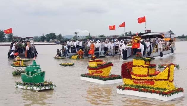 Thả hoa tưởng niệm các liệt sĩ Tàu không số. 