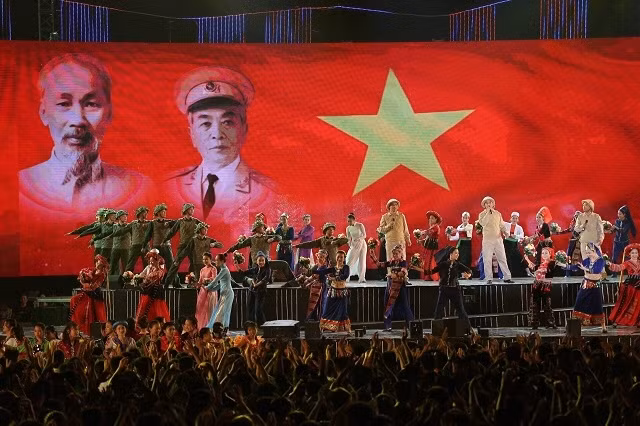 Hát múa mừng Điện Biên giải phóng trong chương trình “Điện Biên – điểm hẹn hòa bình”. 